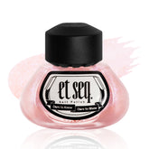 NY2022 美しい彼 - et seq.（エセク）羽根ペンネイルポリッシュ - マニキュア

薔薇のように華やかなピンクのラメ×マットのネイルカラー。
黒い羽根ペン付きのインク瓶型ネイルポリッシュ。ラベルには『美しい彼　凪良ゆう』と記載。